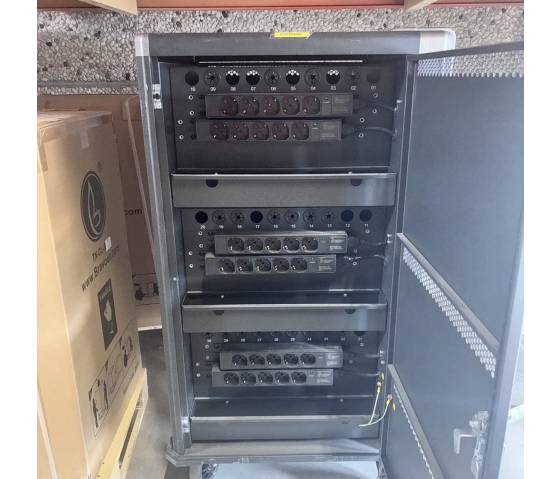 Demo model - BRV30 charging cart for 30 mobile devices up to 16 inches - power strip