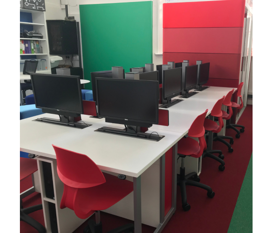 Computertafel P1 met 2 elektrische pop-up monitorbehuizingen - 140 (B) x 70 (D) cm