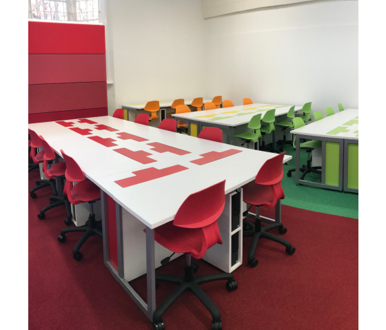 Computertafel P1 met 2 elektrische pop-up monitorbehuizingen - 140 (B) x 70 (D) cm