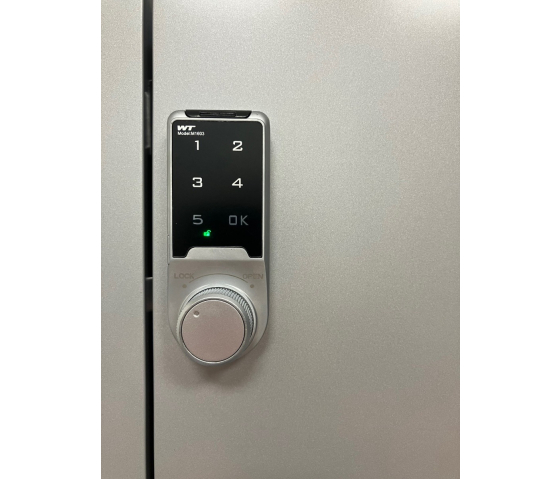 Armario de recarga BRVDC16 USB-C para 16 dispositivos móviles hasta y con 17 pulgadas - bloqueo de código digital