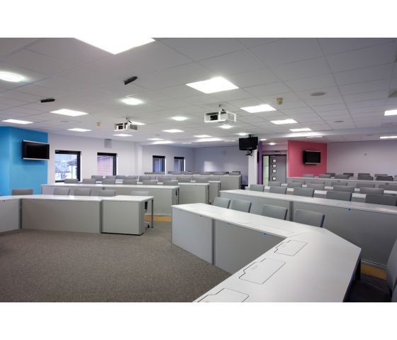 Computertisch M1 mit 3 mechanisch ausklappbaren Monitorgehäusen - 210 (B) x 67 (T) cm
