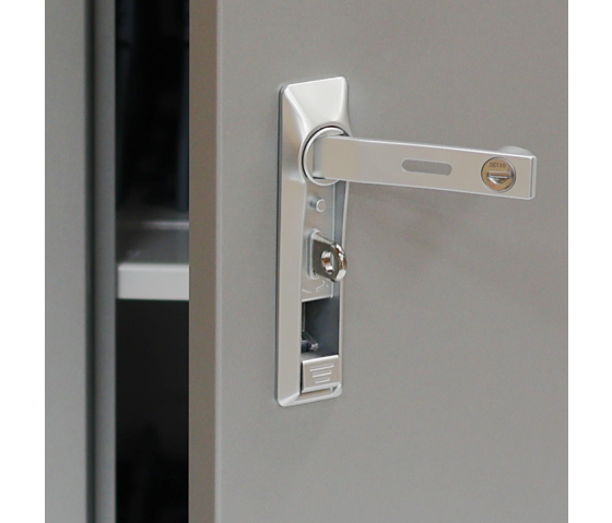 Wózek ładujący P-Tec T32V na 32 tablety lub laptopy o przekątnej do 16 cali – ładowanie za pomocą gniazdek elektrycznych