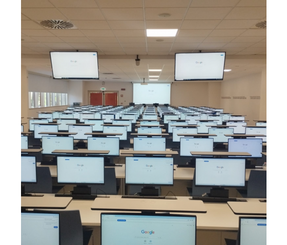 Computertisch P1 mit 3 elektrisch ausfahrbaren Monitorgehäusen - 210 (B) x 70 (T) cm