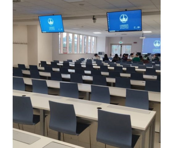 Computertisch P1 mit 3 elektrisch ausfahrbaren Monitorgehäusen - 210 (B) x 75 (T) cm