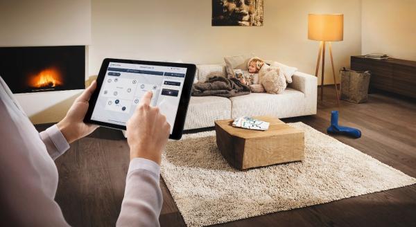 Korzystanie z uchwytu ściennego na tablet do automatyzacji domu