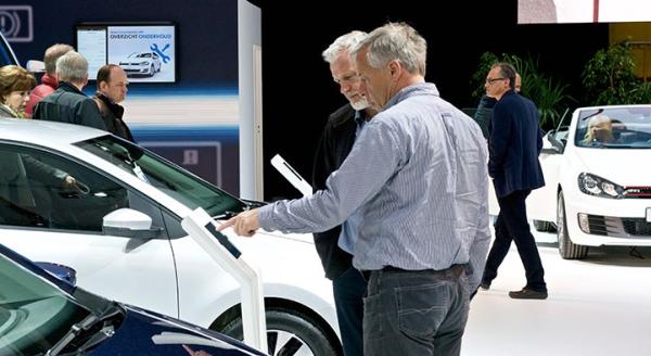 Surfplatta som monter på en mässa eller ett evenemang