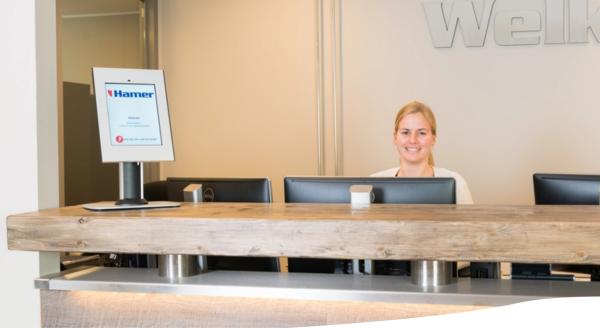 Surfplatta stativ som digital besöksregistrering