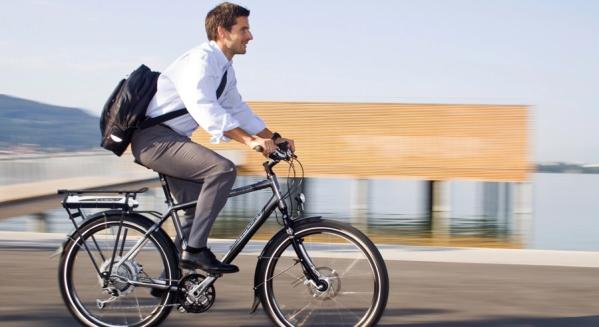Fietsaccu opladen op de zaak