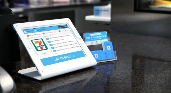 Einsatz eines Tablet-Ständers für ein Treueprogramm