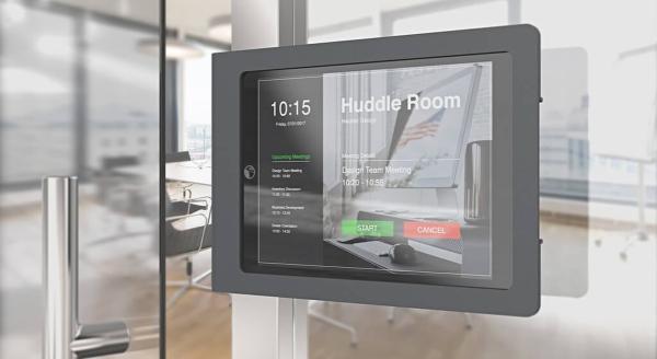 Korzystanie z uchwytu ściennego na tablet jako asystenta w sali konferencyjnej